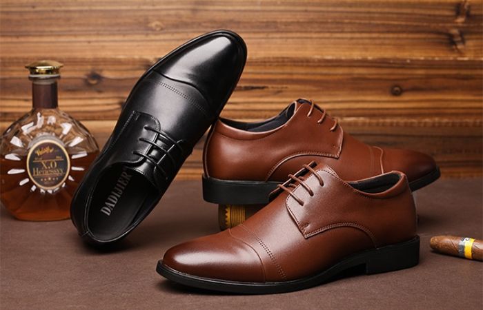 Giày làm từ da tổng hợp (Synthetic leather) sở hữu những đặc điểm giống y như chất liệu da thật